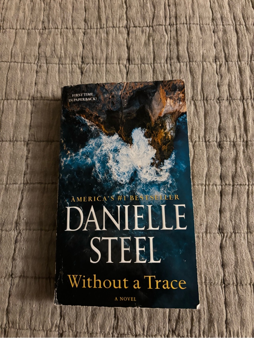 Danielle Steel "Without a Trace" Paperback Novel - Navy & White Cover